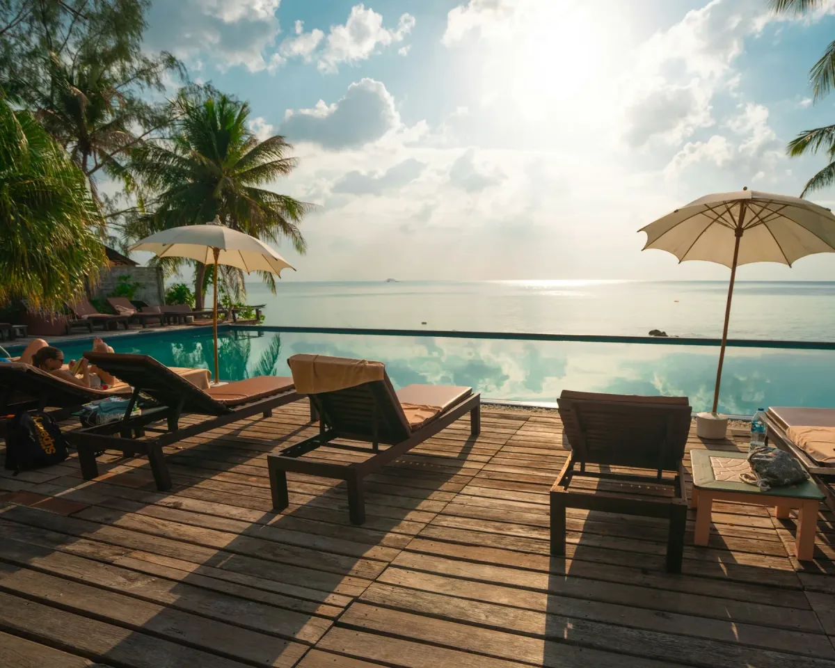 A quiet terrace facing the sea and pool